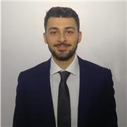 Giovane avvocato. Offre lezioni di diritto a studenti liceali e universitari, nonché aiuto per la stesura della tesi.